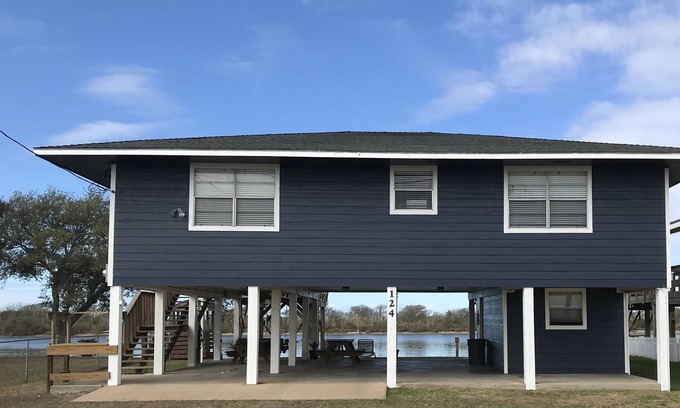 Matagorda House | Newly Renovated Waterfront Home *Prime Fishing*