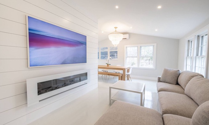 Nantucket Cottage | Newly renovated with large fenced in yard. New master en suite added for ‘26!