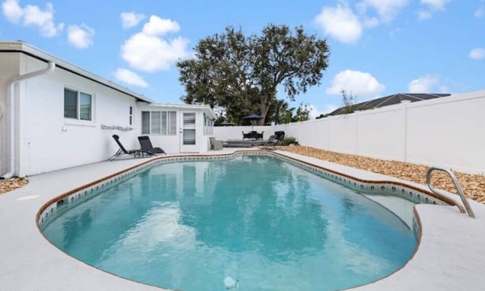 Melbourne House | NEWLY The Azure Paradise 3br POOL Home!