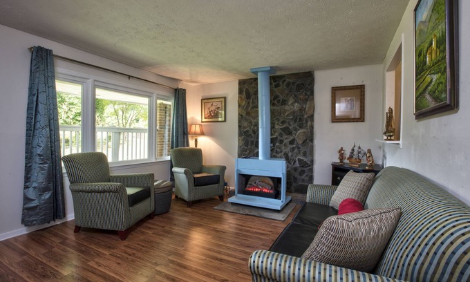 Lithonia House | NEWLY TOTALLY RENOVATED in Lithonia, sleeps 8 people 10 parking's.! WIFI