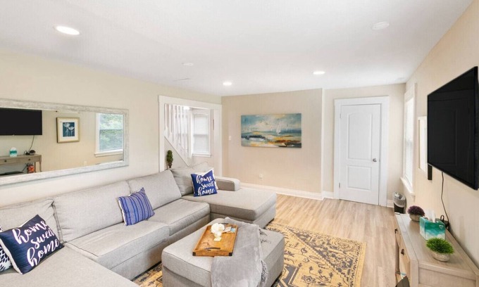 Libertyville Apartment | Newly UPD home in DT Libertyville Near Naval Base!