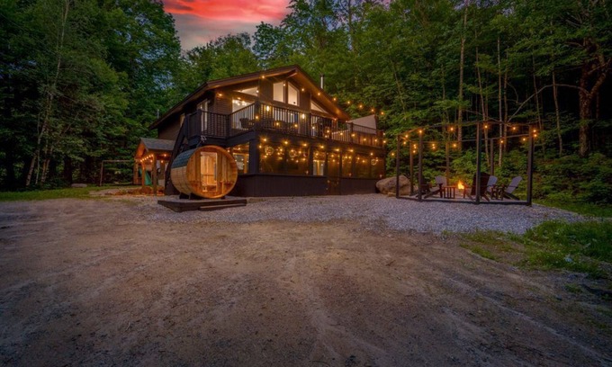 Sunday River Area Ski Chalet | Newly Updated Chalet- 5 min to Sunday River-Hottub-Sauna-playset