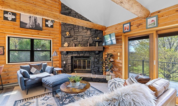 Sister Bay Cabin | Newly Updated Log Home on 5 acres - Gorgeous Decor and Family Friendly