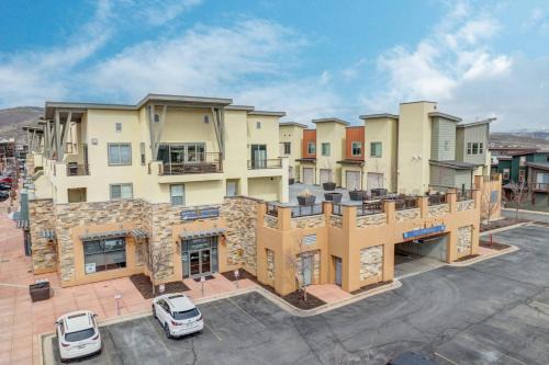 Kimball Junction Apartment | Newpark Terrace 53 by Moose Management