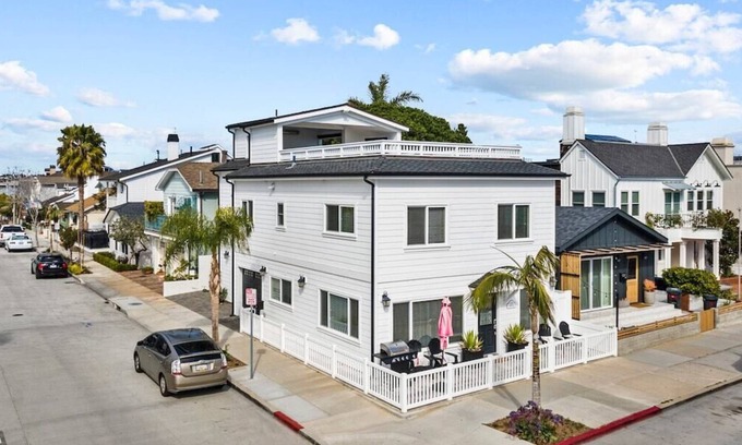 Newport Beach House | Newport Beach 1 bedroom, 1 bath + Sleeper Sofa Bed - Home/Beach/Garage/Patio