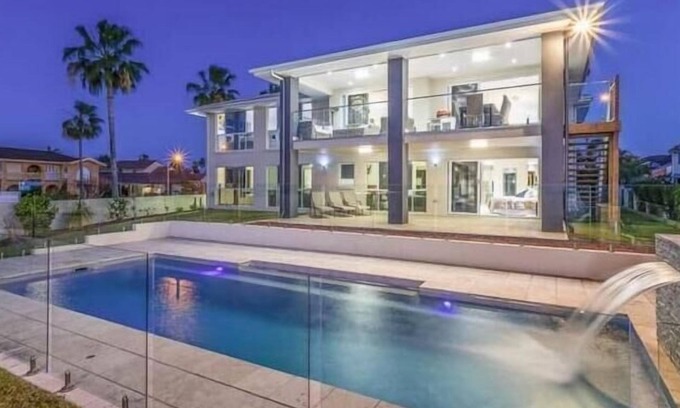 Newport House | Newport Luxury House with Pool