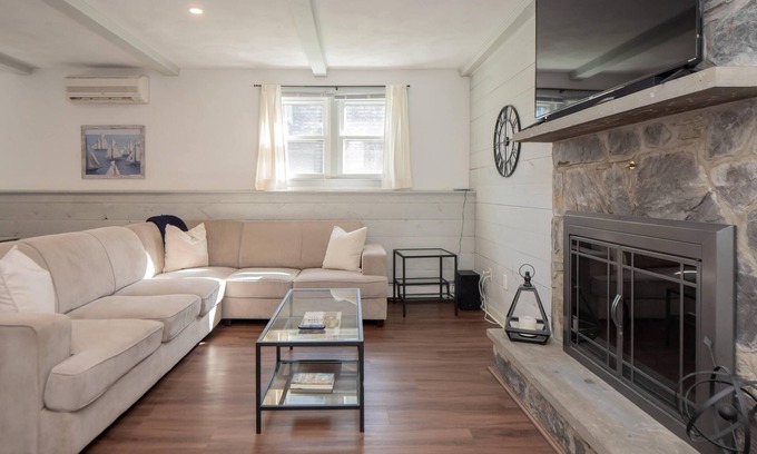 Newport East Apartment | Newport/Middletown Retreat! Walk To Beach!