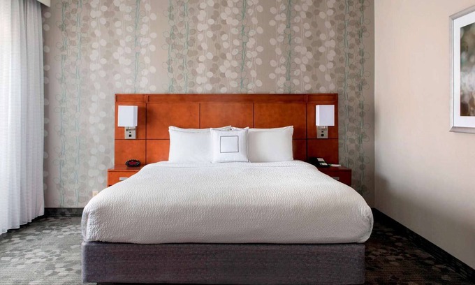Middletown Hotel | Newport Middletown Retreat | 3 Relaxing Rooms w/Outdoor Pool Access