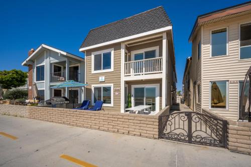 Balboa Peninsula House | Newport Paradise - Oceanfront Home by the Pier