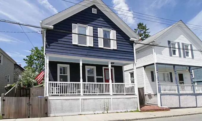 Fifth Ward House | Newport summer monthly rentals close to everything!