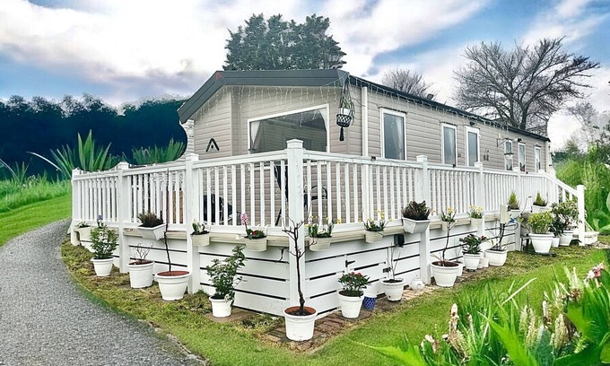 Newquay Cabin | Newquay Seaside Lodge Retreat with Hot Tub