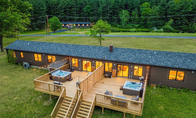 East Durham House | nFamily Friendly 6BR - Playground - Tennis Court