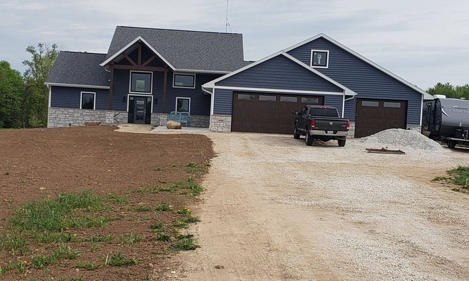 New Franken House | NFL Draft House - 10 min from shuttle @ UWGB 5-bedroom/3 bath/10 acre