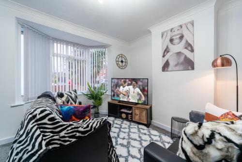 Hull House | Nhyira Private Parking CHic Three Bedrooms Garage 2 Shower rooms Classy Home
