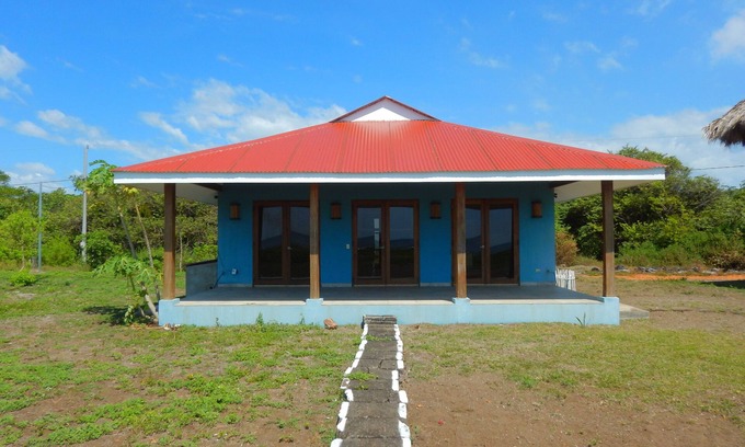 Leon House | Surf, Sun & Serenity – 2BR Beachfront Home at Playa Tesoro