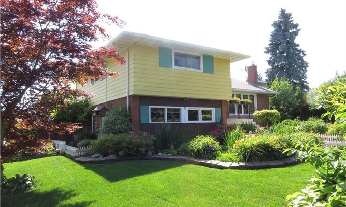 Welland Apartment | Niagara Executive Luxury - HUGE, Warm, Cozy and Clean 3 Bed, 1 Bath SuiteStay