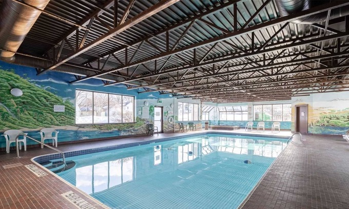 Silvertown Hotel | Niagara River Hotel with Pool- 4 Bedrooms Group