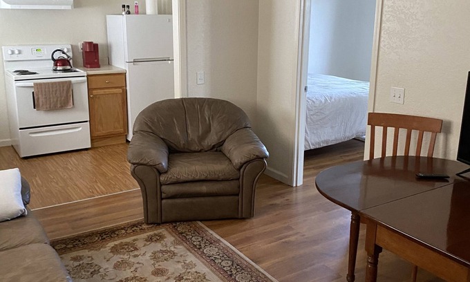 Eureka Apartment | Nice 1 bedroom Studio upstairs in a quiet, safe, neighborhood w/ keyless entry