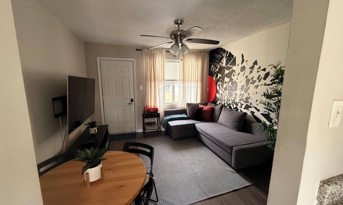 Uptown Apartment | Nice 2-bedroom apartment in lovely Memphis with WiFi, AC