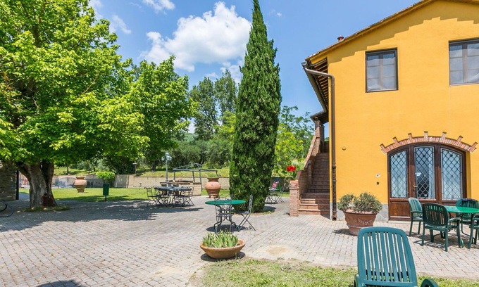 Capraia e Limite Villa | Nice apartment in villa for 4 guests with A/C, pool, WIFI, TV and parking
