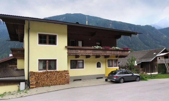 Burgstall Apartment | Nice apartment for 10 people with WIFI, TV, balcony and parking
