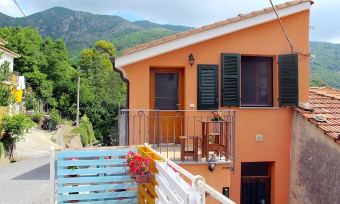 Borgo Apartment | Nice apartment for 4 guests with WIFI, TV, patio, pets allowed and panoramic view
