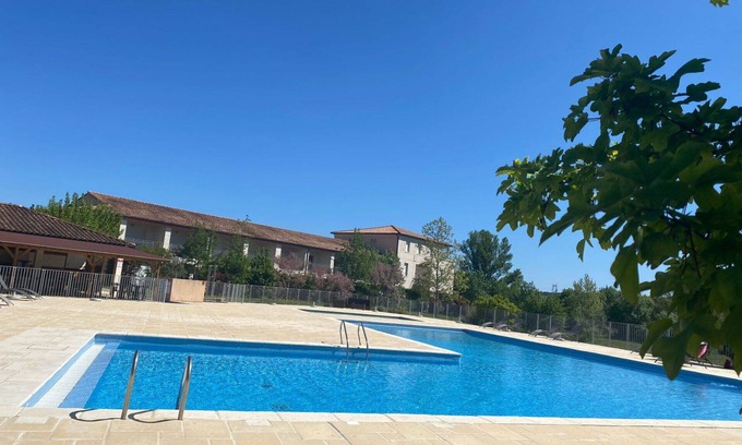 Azille Apartment | Nice apartment for 4 guests with pool, WIFI, TV, terrace, pets allowed and parking