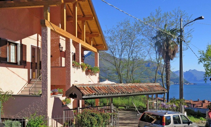 Santa Maria - Rezzonico Apartment | Nice apartment for 4 people with WIFI, TV, terrace, pets allowed and parking