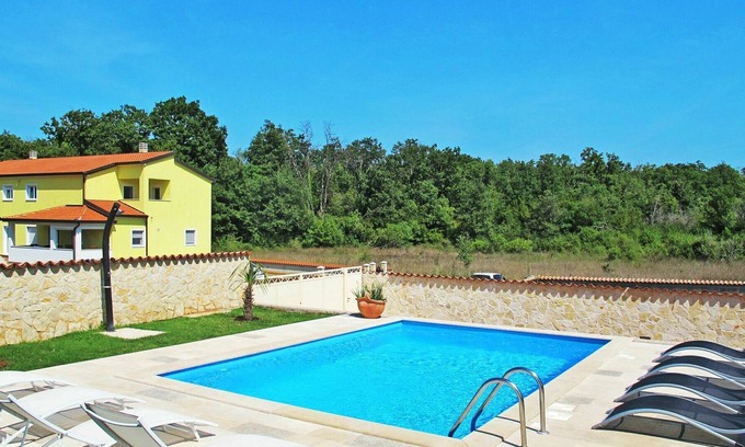 Vrznaveri Apartment | Nice apartment for 4 people with pool, A/C, WIFI, TV, balcony, pets allowed and parking