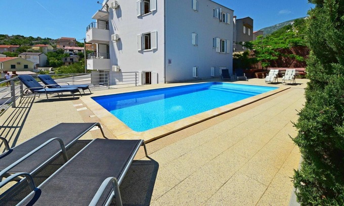 Ribarica Apartment | Nice apartment for 5 guests with pool, WIFI, A/C, TV, terrace, pets allowed and parking