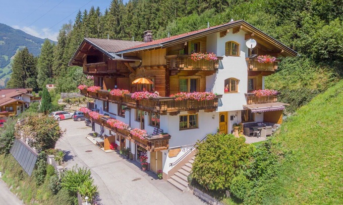 Gerlosbergeben Apartment | Nice apartment for 5 people with WIFI, TV, balcony, panoramic view and parking