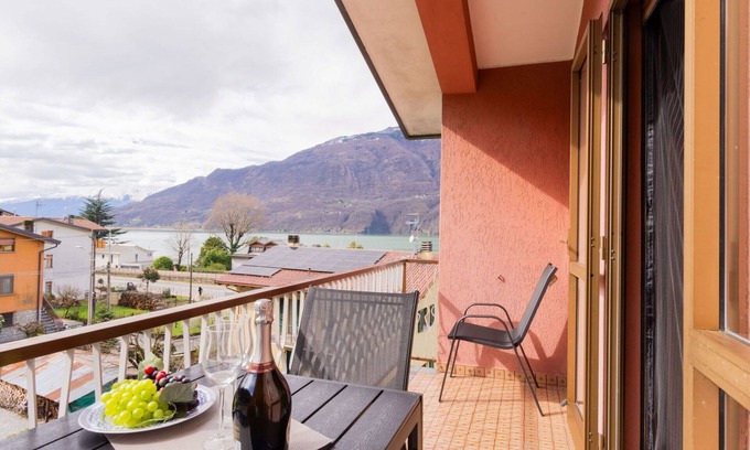 Verceia Apartment | Nice apartment for 5 people with WIFI, TV, balcony, pets allowed and parking