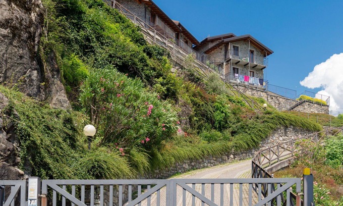 Gera Lario Apartment | Nice apartment for 4 people with WIFI, balcony, pets allowed, panoramic view and parking