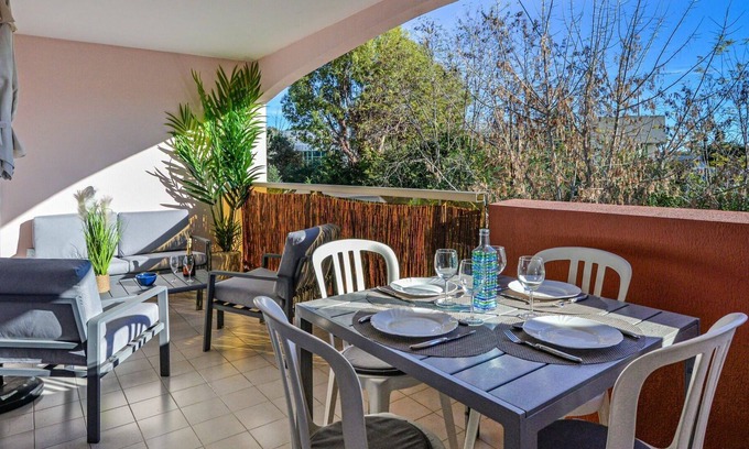 Villeneuve-Loubet Apartment | Nice apartment for 2 people with WIFI, A/C, TV, terrace and parking
