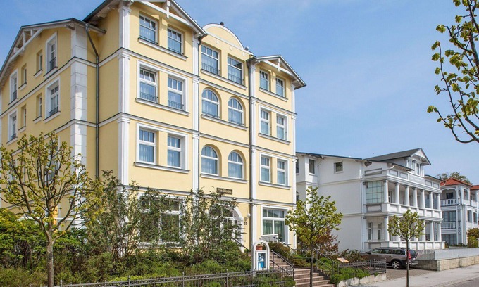 Sellin Villa | Nice apartment in villa for 2 guests with WIFI, TV, terrace and pets allowed