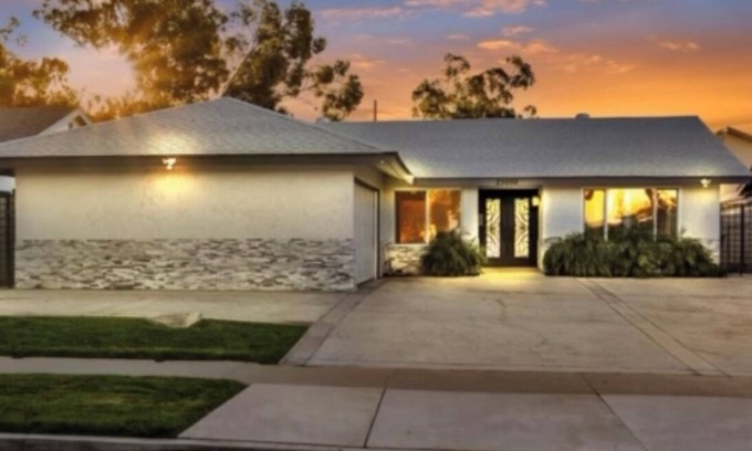 Lake Forest House | Nice backyard with pool and outdoor BBQ