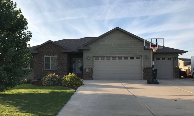 Piedmont House | Nice, clean, large 4-Bedroom home between Sturgis and Rapid City