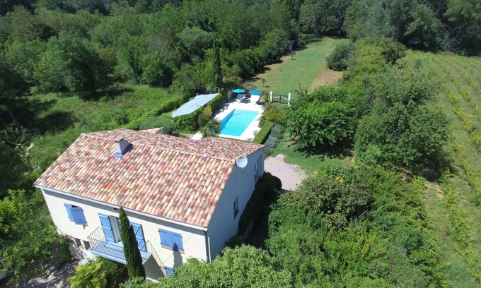 Le Thoronet Villa | Nice country house Longo Maï with swimming pool and private canoes on the river