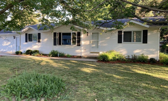 Como House | Nice house with large lot close to bars and Lake Geneva