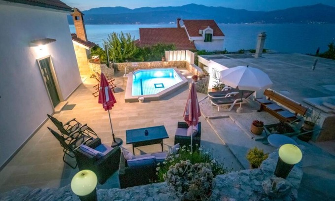 Splitska House | Nice house with pool-Splitska