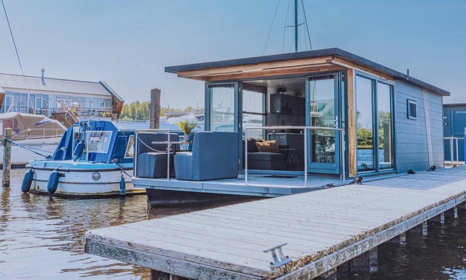 Municipality of Uitgeest Boat Rental | Nice houseboat in central location
