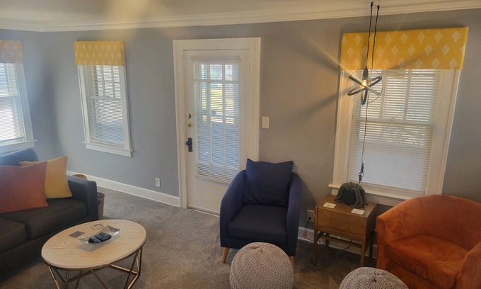 South Kansas City House | Nice little hideaway with a private screened in porch for early morning coffee!