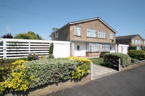 Staines House | Nicely decorated 3 bedroom house near Heathrow, London