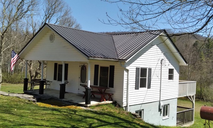 Lake Toxaway House | Nicely located, Cozy, PET Friendly cottage in beautiful Lake Toxaway, NC