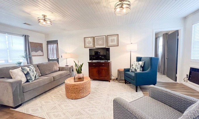 Mountain View House | Niche on Main ~Walk to the Square!