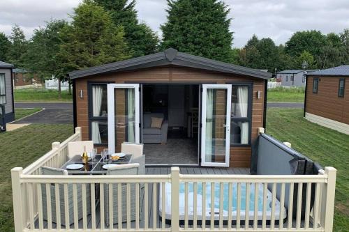 Allerthorpe House | Nightingale Lodge with Hot Tub