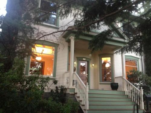 Historic Downtown District Bed & Breakfast | Nightingales Inn