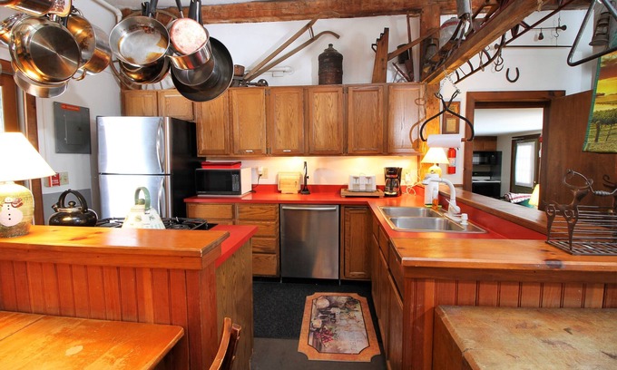 Plymouth House | Nine Bedroom, pet friendly Located between Okemo and Killington with a hot tub Chestnut Farm