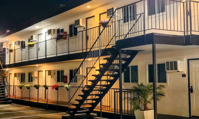 Las Vegas Strip Bed & Breakfast | Nirvana Hotel