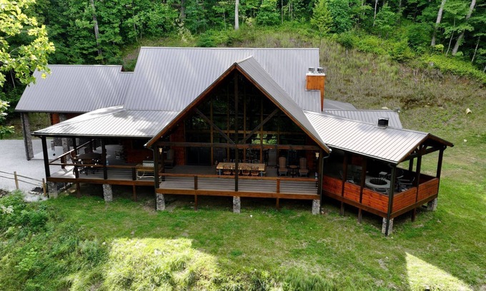 Topton Cabin | Nite Owl-Luxury Log Cabin Rental, Outdoor Fire Pit, Fire Place, High Speed Internet, Hot Tub, Pool Table, Open Concept- Nantahala NC